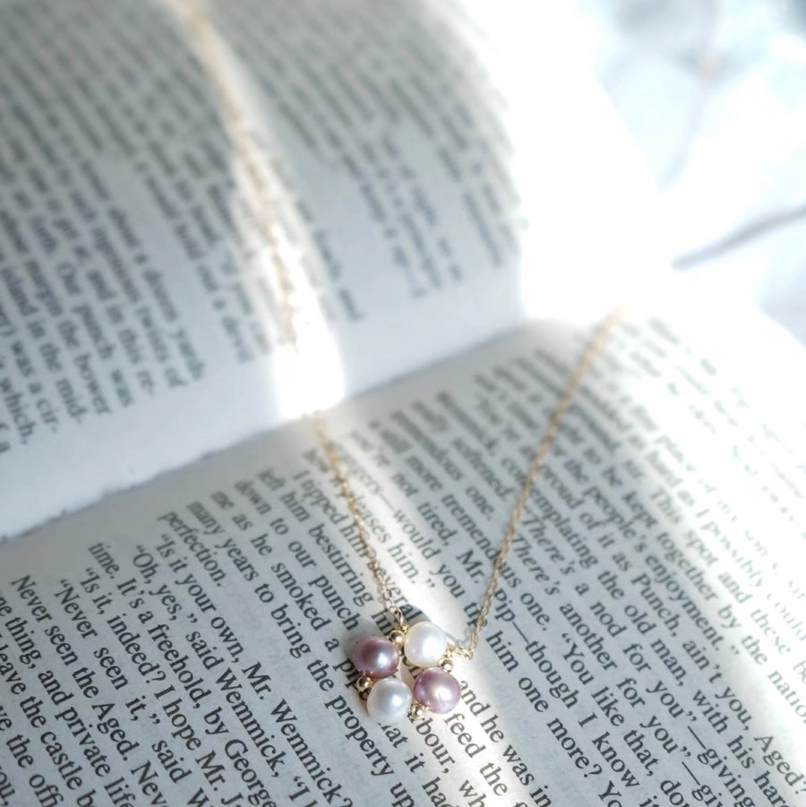 Four-leaf clover pearl necklace