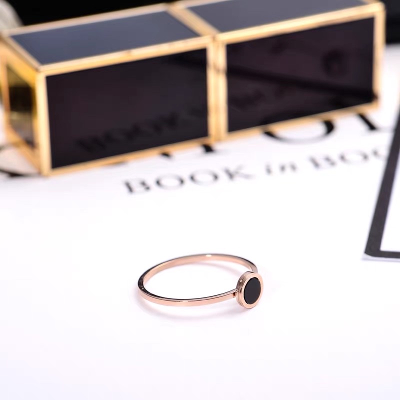 A simple and fashionable stainless steel round ring, a personalized index finger ring accessory Specification image