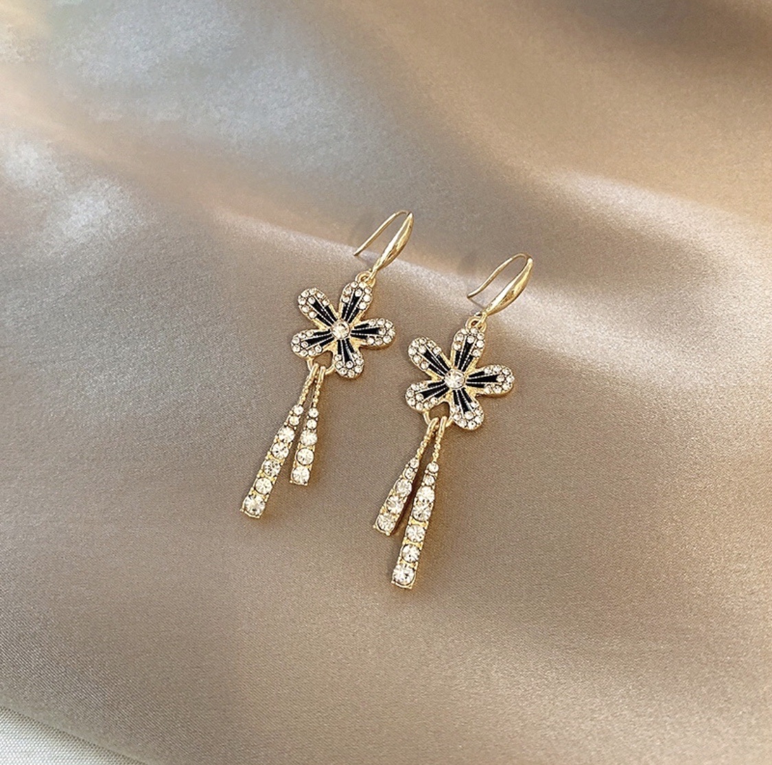 Summer little princess fresh, cute, sweet, fashionable and versatile ear hooks Application Scenario