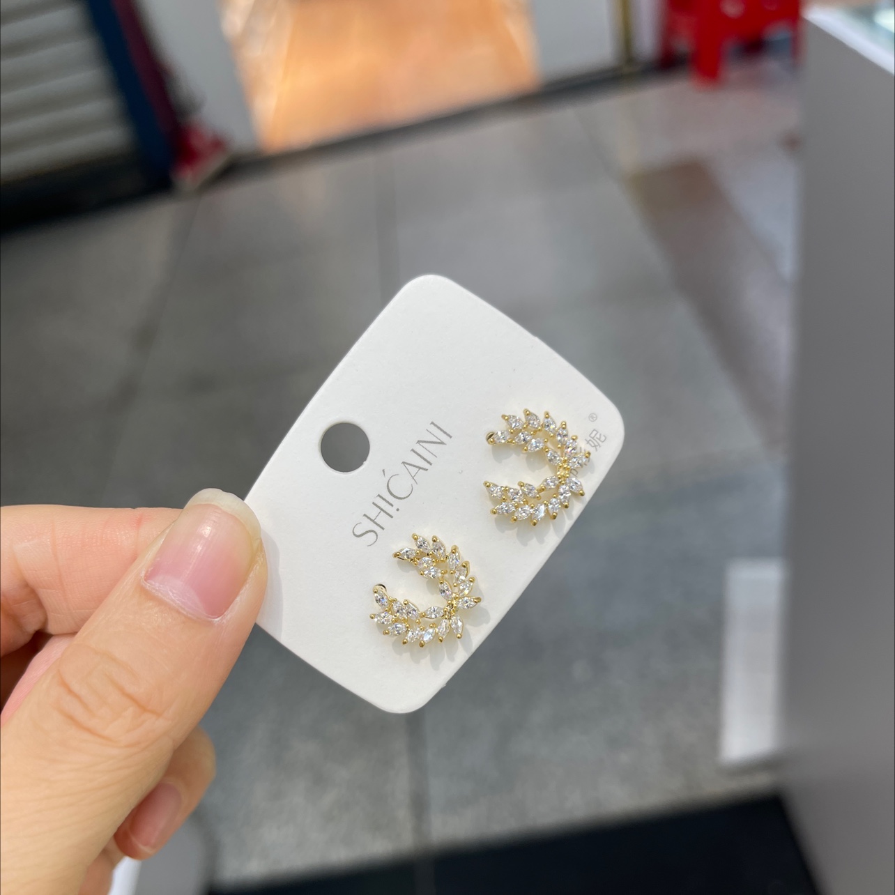 白色翅膀耳环