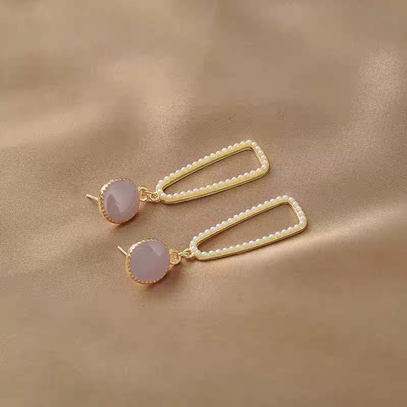 Pearl sweet, versatile, elegant, trendy, niche design, simple oil-dropping stud earrings Specification image
