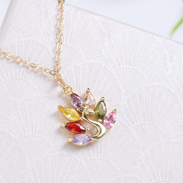 The peacock Zircon pendant, a popular Japanese and Korean accessory, exudes a cold and simple yet sophisticated charm