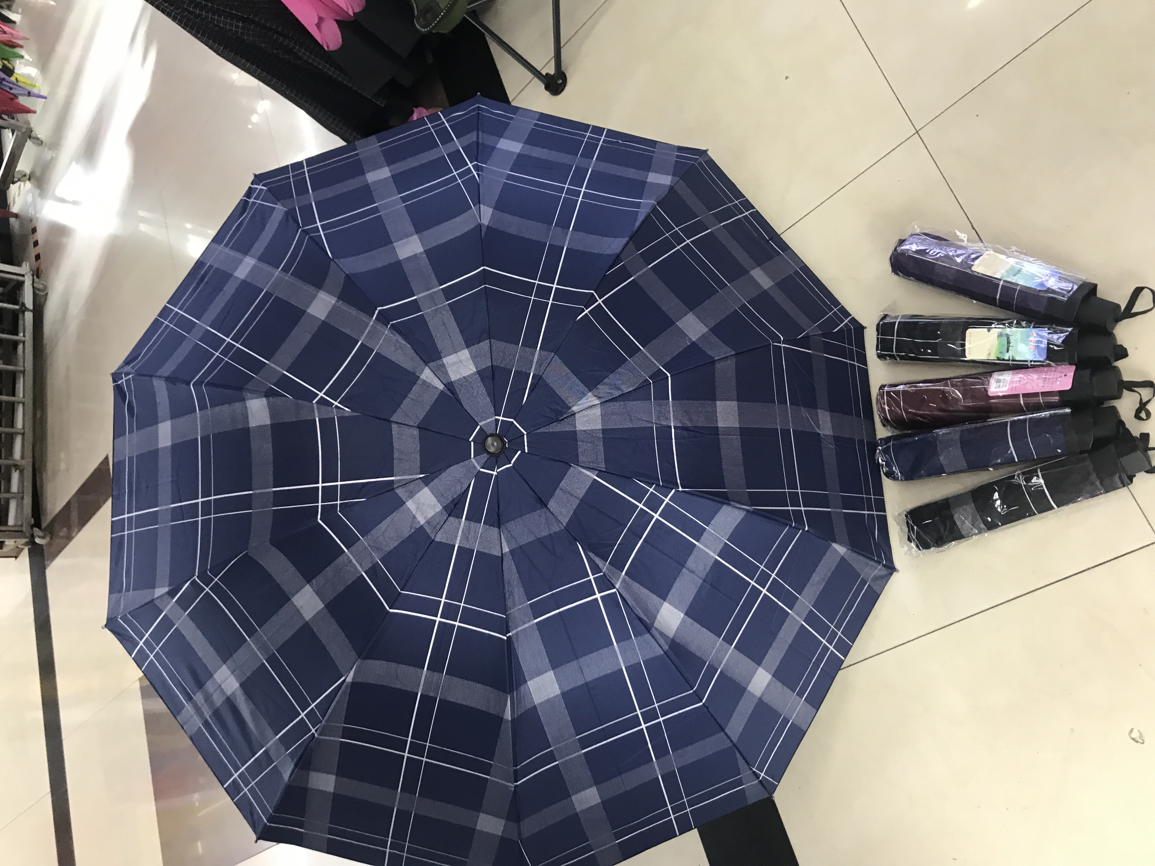 千家旺男士商务黑胶格子大号双人雨伞 10骨三折挡风遮阳户外太阳伞  有3款6577，6527 ，6575价格差不多产品图