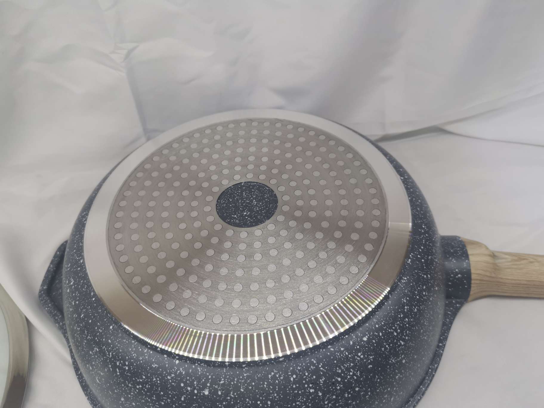 A 32cm frying pan and wok, suitable for 3-4 people details Picture