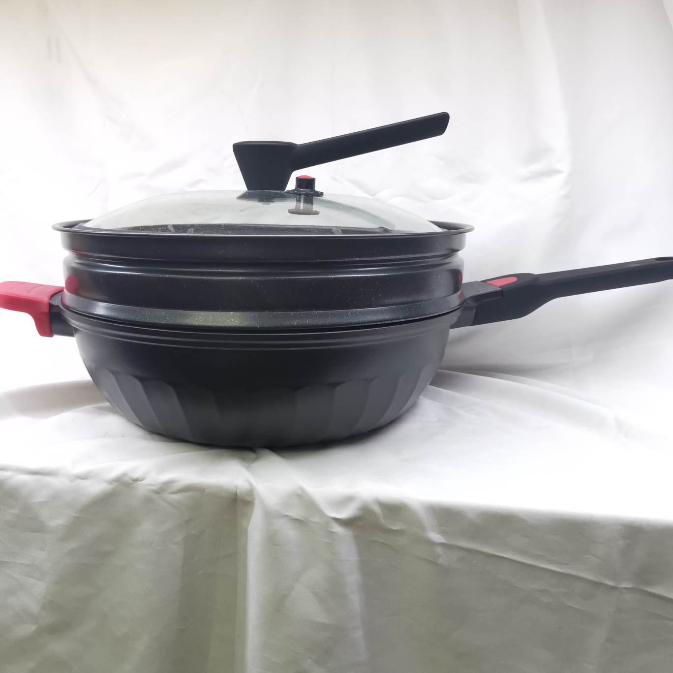 A 32cm wok with a steamer rack