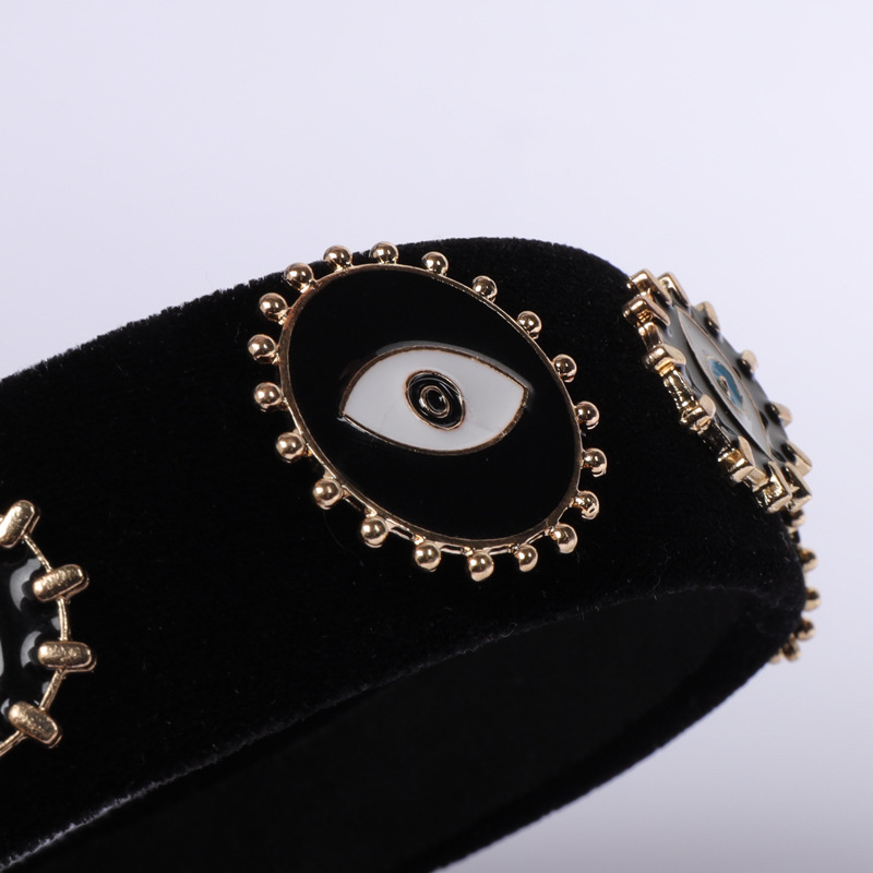 Fashionable and individualistic velvet Devil's eyes wide-edge headband Application Scenario