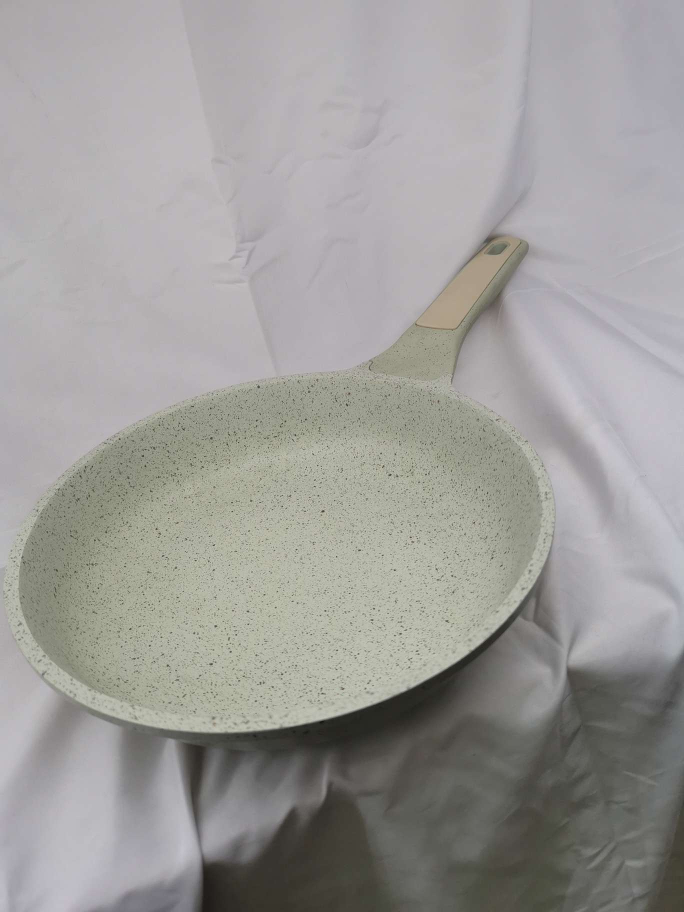 A frying pan coated with tourmaline Specification image