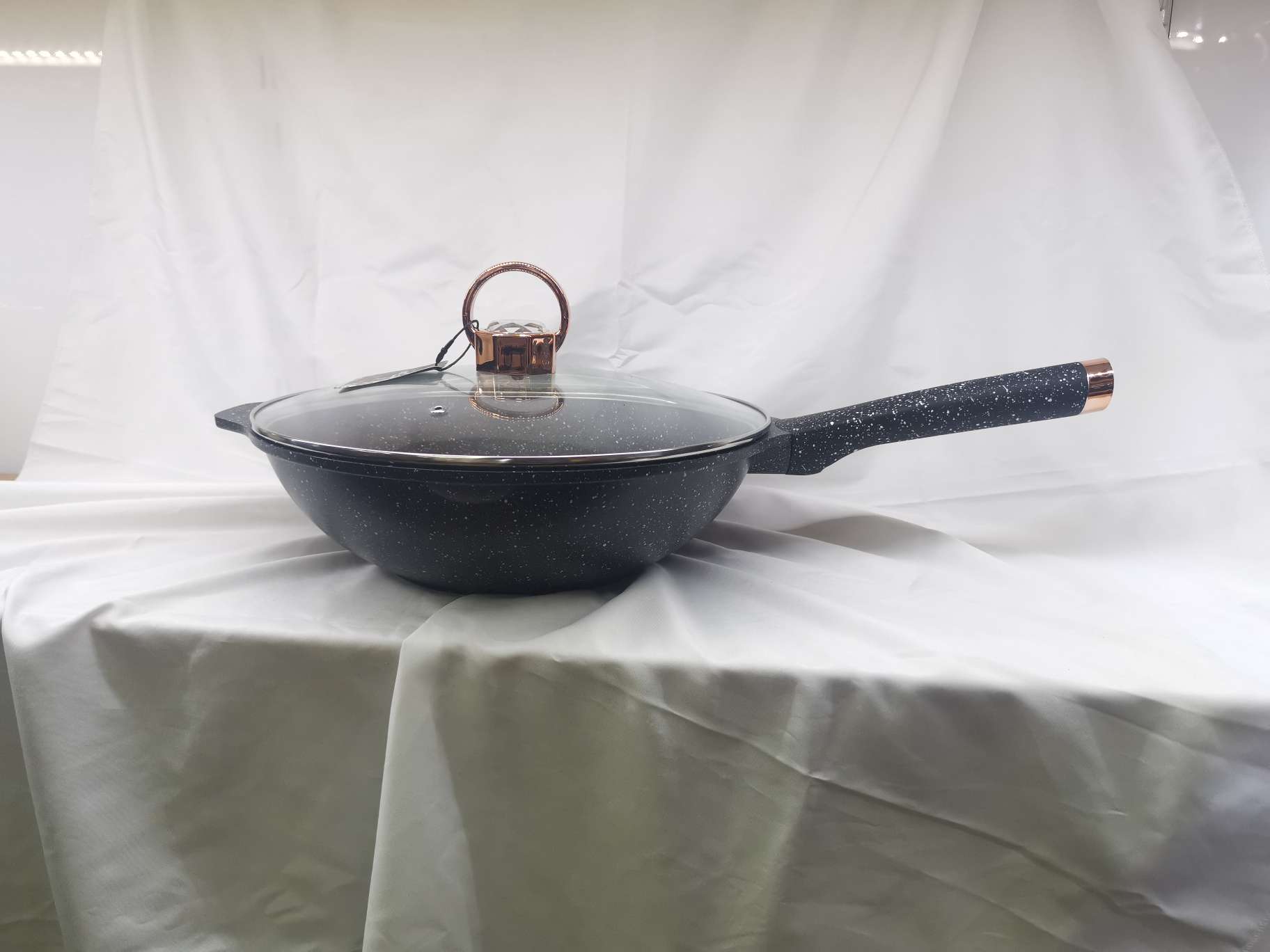 Medium-sized tourmaline non-stick wok, easy-to-rinse diamond wok Item Picture