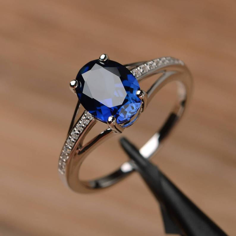 A best-selling sapphire blue zirconium diamond-encrusted geometric simple and creative ring, a fashionable and elegant lady's ring