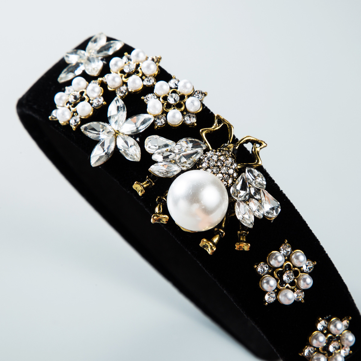Baroque water diamond Bee Wide-edge velvet Christmas pearl headband Application Scenario