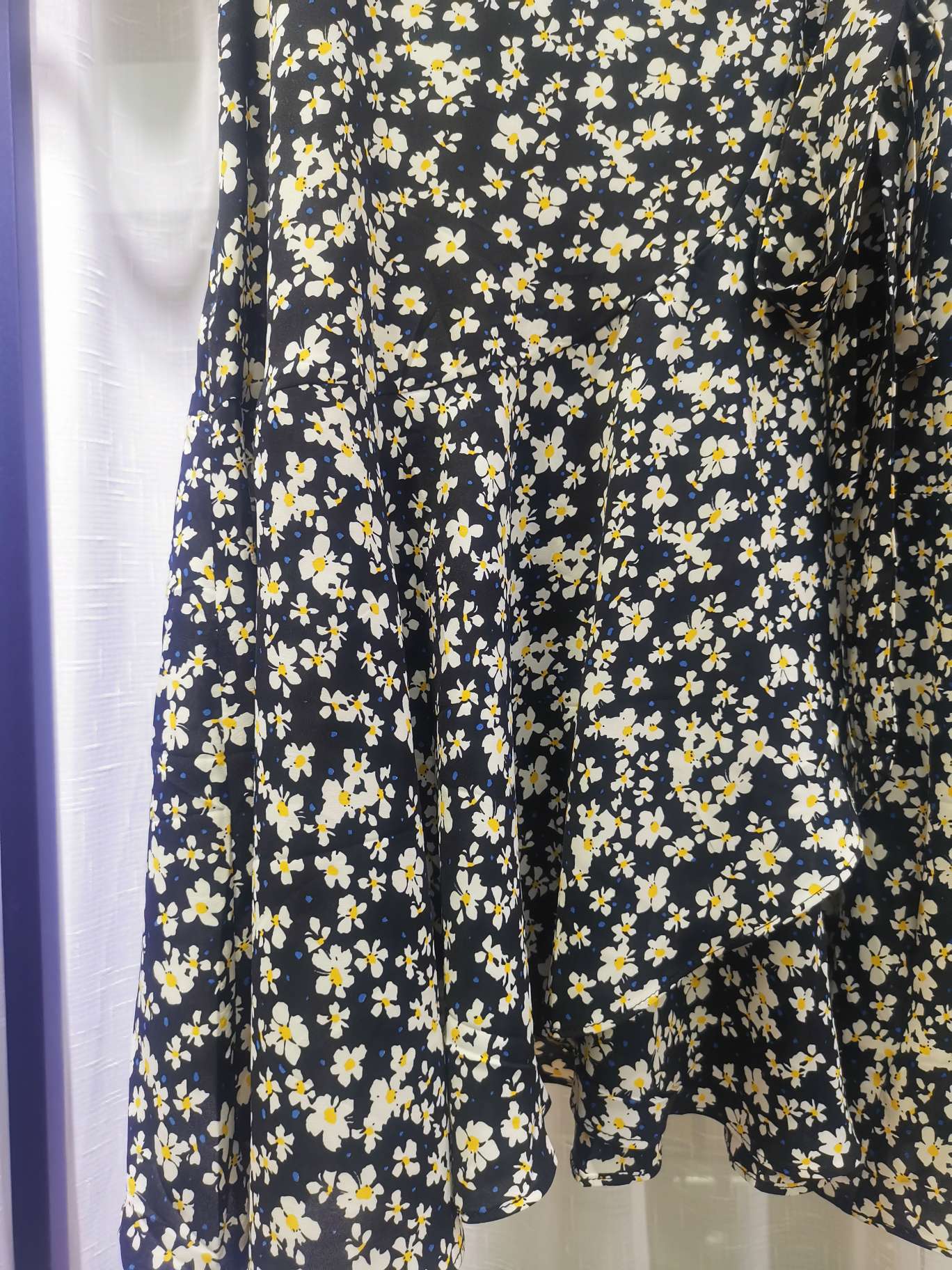 A large Y-neck natural-color wide-belted skirt with a big hem Specification image