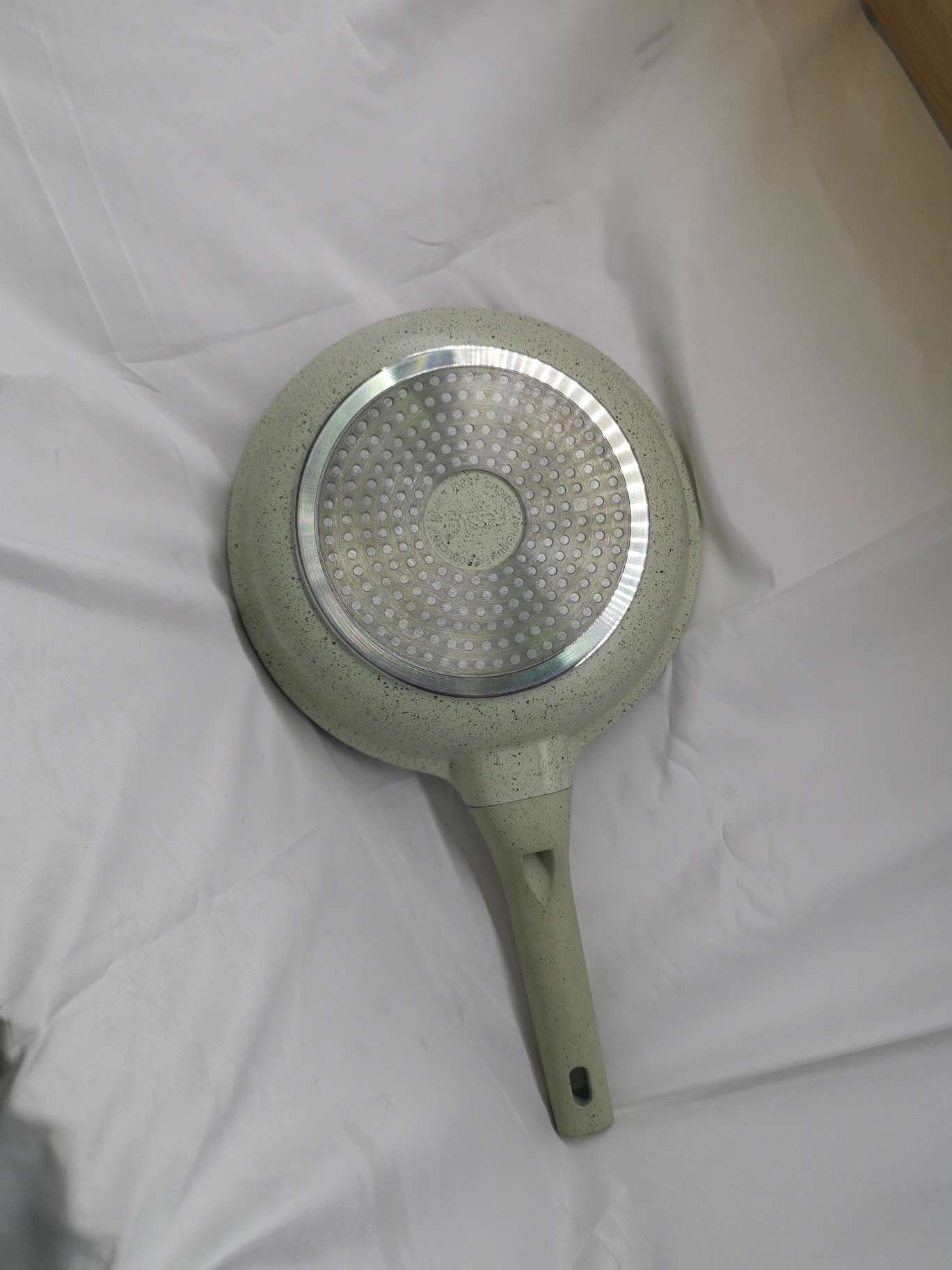 A frying pan coated with tourmaline Application Scenario