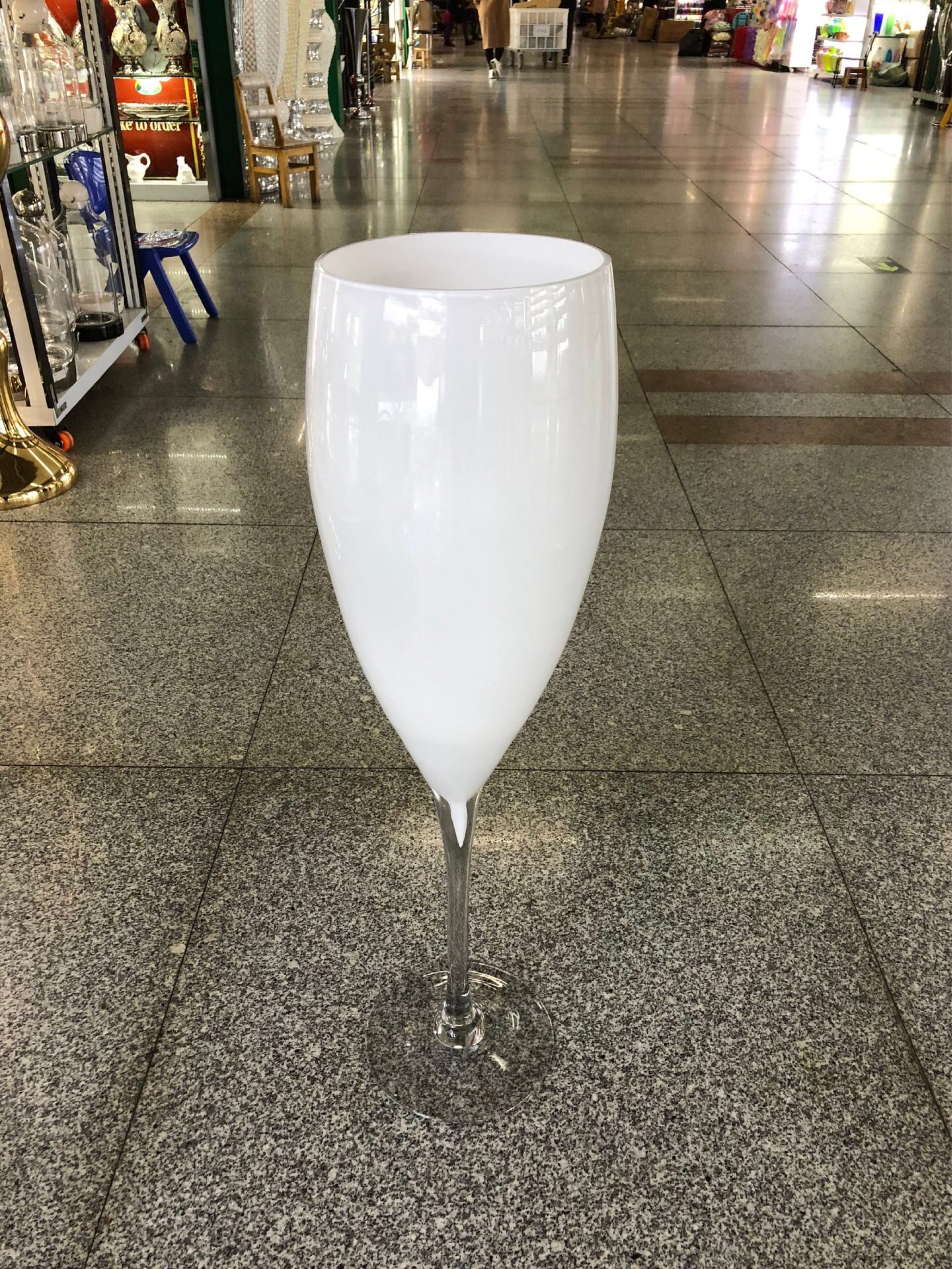 كأس نبيذ ضخم من زجاج باجي أبيض وأسود Specification image