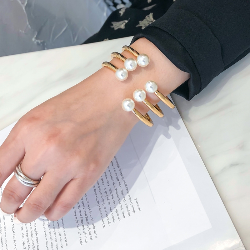 An exaggerated multi-layer irregular semi-closed pearl wide-edge bracelet from Europe and America, a fashionable street style wristband for female Internet celebrities Specification image