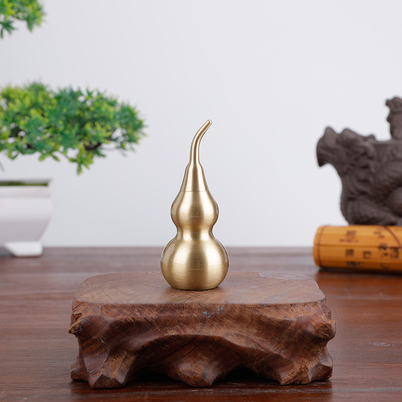 We supply various sizes of pure copper gourd ornaments, gourd car hangers, car hangers, creative hollow copper gourd hangers, 5.5cm high copper gourds details Picture