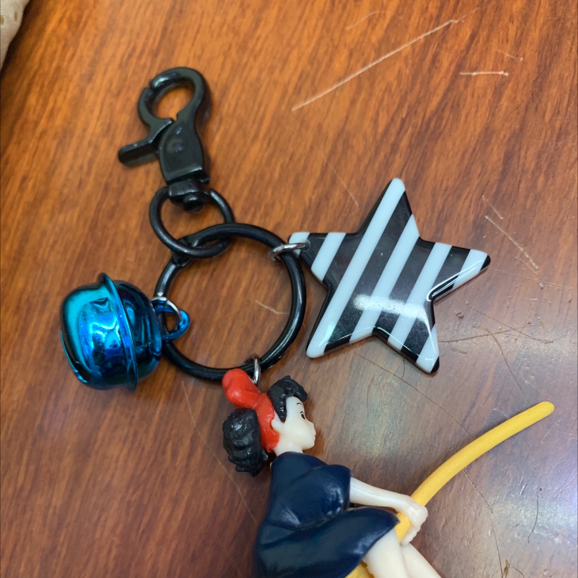 扫把小梅钥匙扣细节图