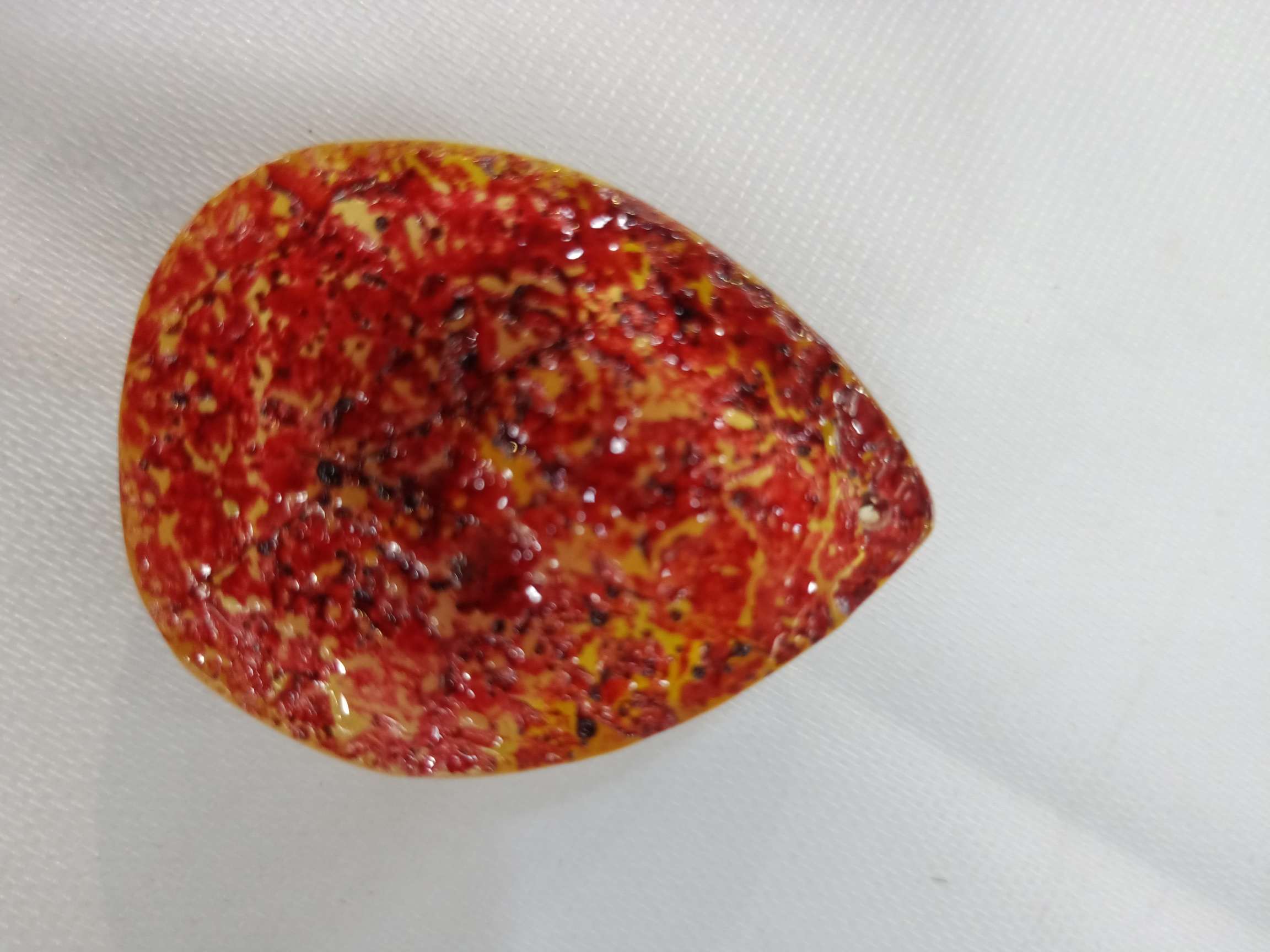 Natural one-drop beeswax amber pendant detail image 4