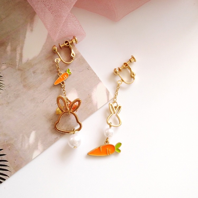 Little rabbit carrot pearl asymmetrical earrings, fun and hole-free girl ears Application Scenario