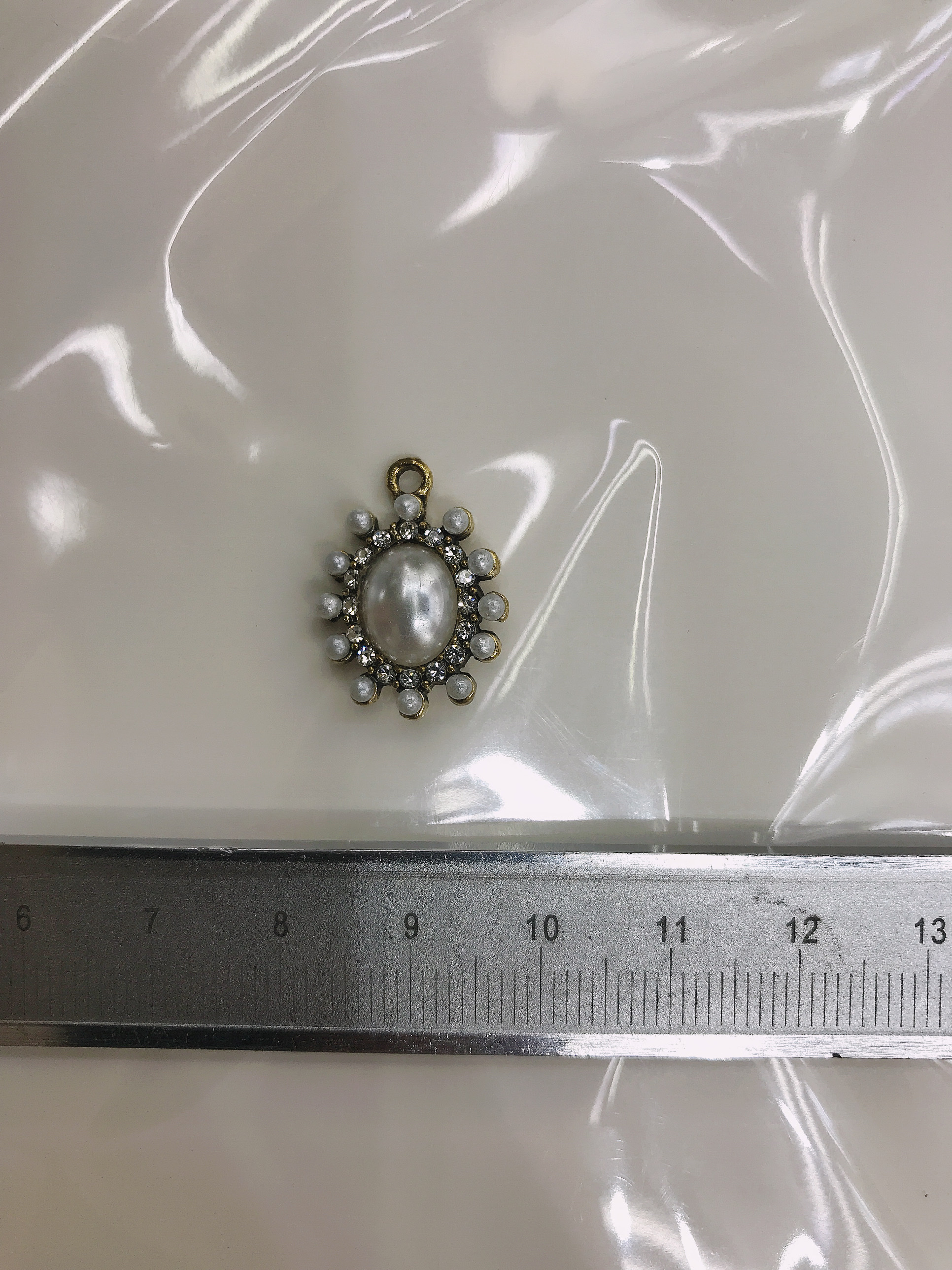 Retro oval pearl details Picture