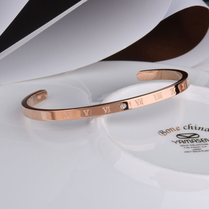 Chenglong Jewelry's classic titanium steel Roman numeral bracelet is non-allergenic and non-fading. B0107-60 Item Picture