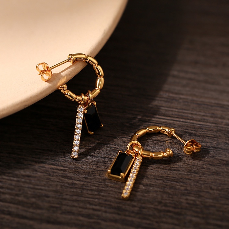 Micro-inlaid vertical bar small rectangular emerald ear buckle, elegant and generous