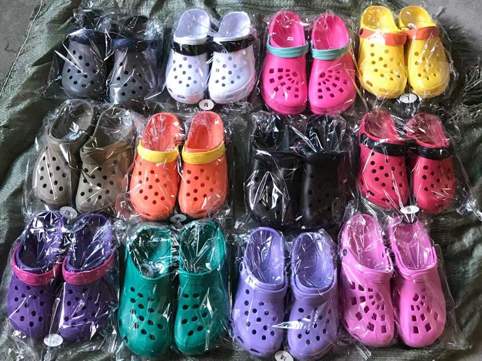 Mixed adult garden shoes in stock Specification image