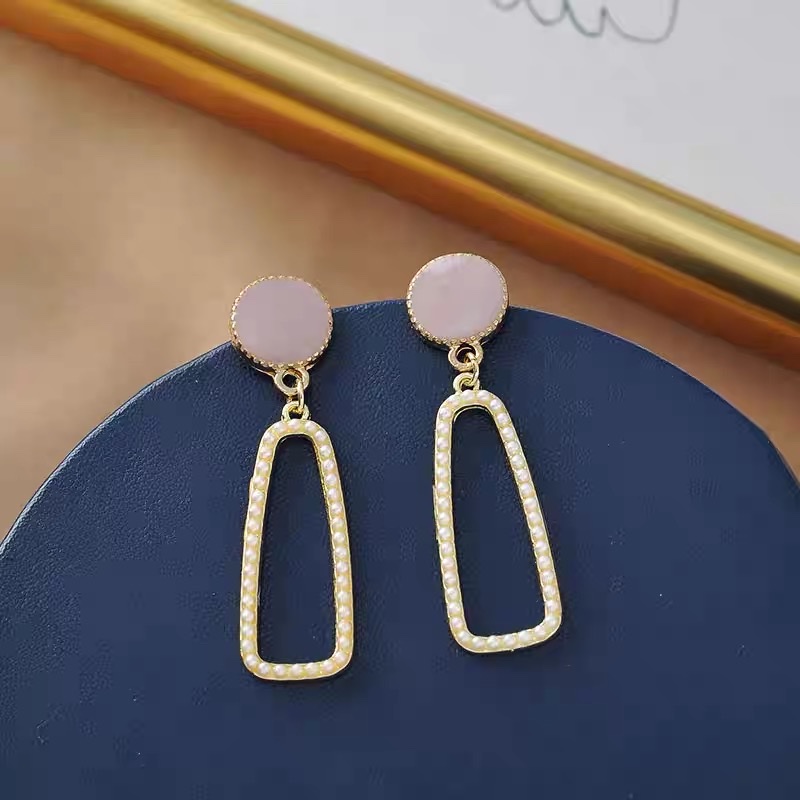 Pearl sweet, versatile, elegant, trendy, niche design, simple oil-dropping stud earrings details Picture