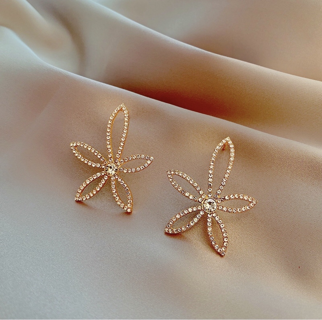Luxurious and high-end European and American fashion, trendy and stylish stud earrings with a unique personality details Picture