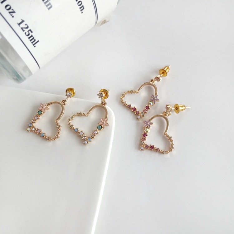 Personalized, elegant and creative diamond-encrusted heart-shaped earrings, Japanese and Korean style heart-shaped earrings for girls Specification image