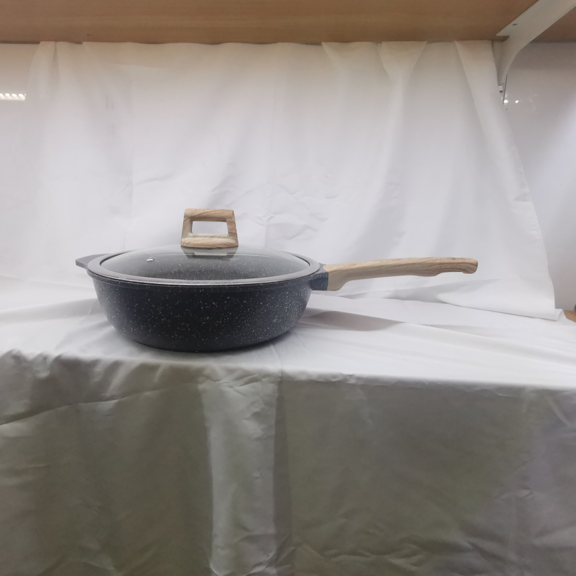 A 28cm frying pan and wok can be used to cook soup