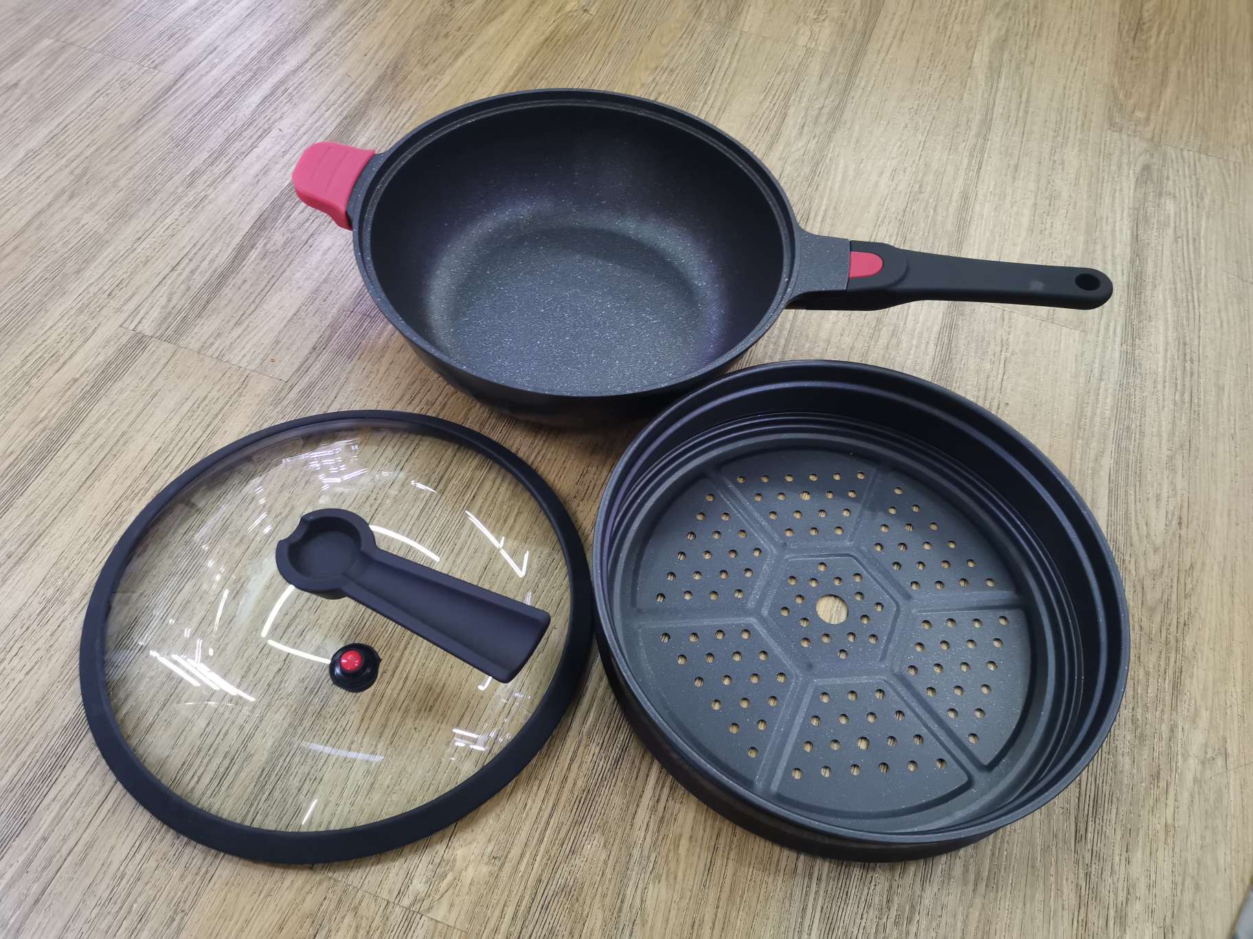 A 32cm wok with a steamer rack Application Scenario