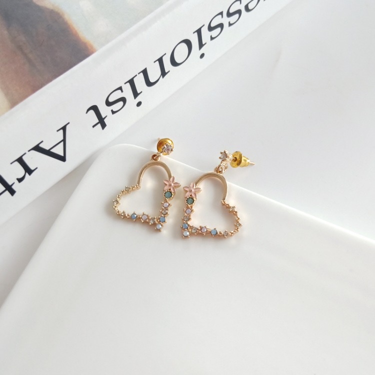 Personalized, elegant and creative diamond-encrusted heart-shaped earrings, Japanese and Korean style heart-shaped earrings for girls Application Scenario