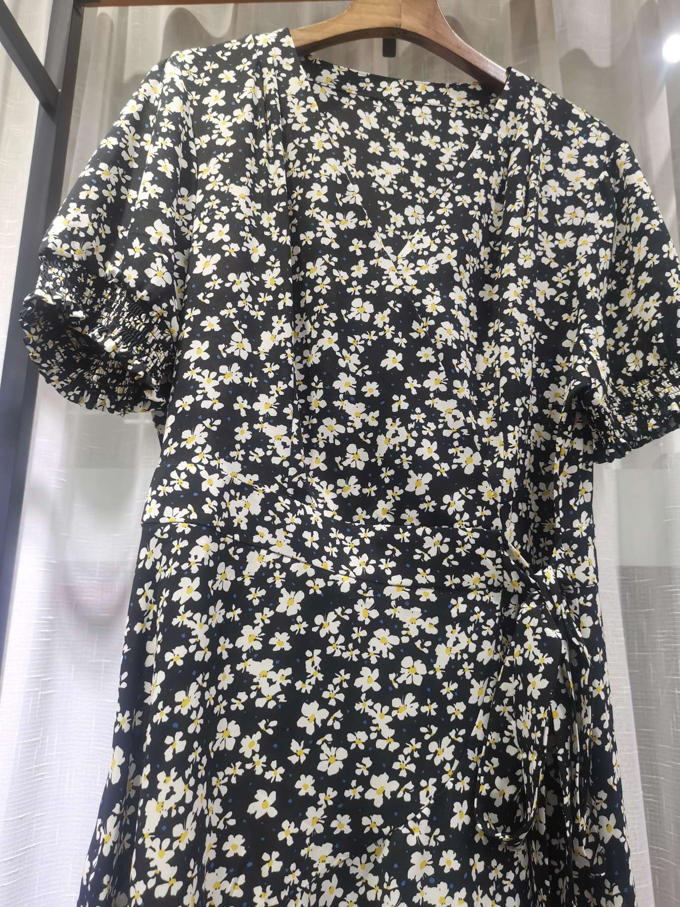 A fashionable women's dress with loose, tight cuffs, a large Y-neck and yellow floral patterns Specification image