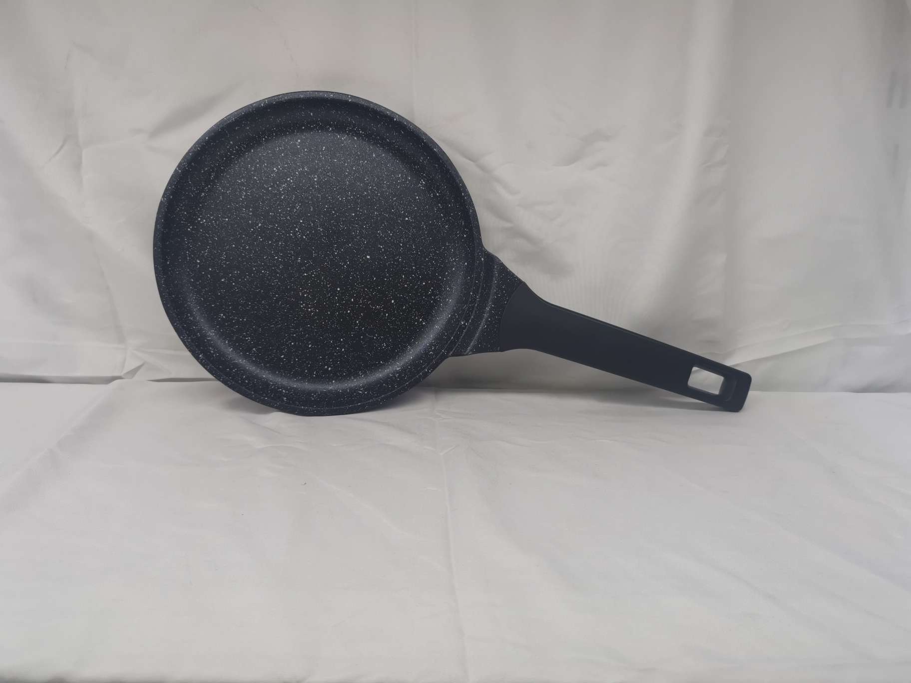 A small pancake pan for spreading pancakes and pizza Application Scenario