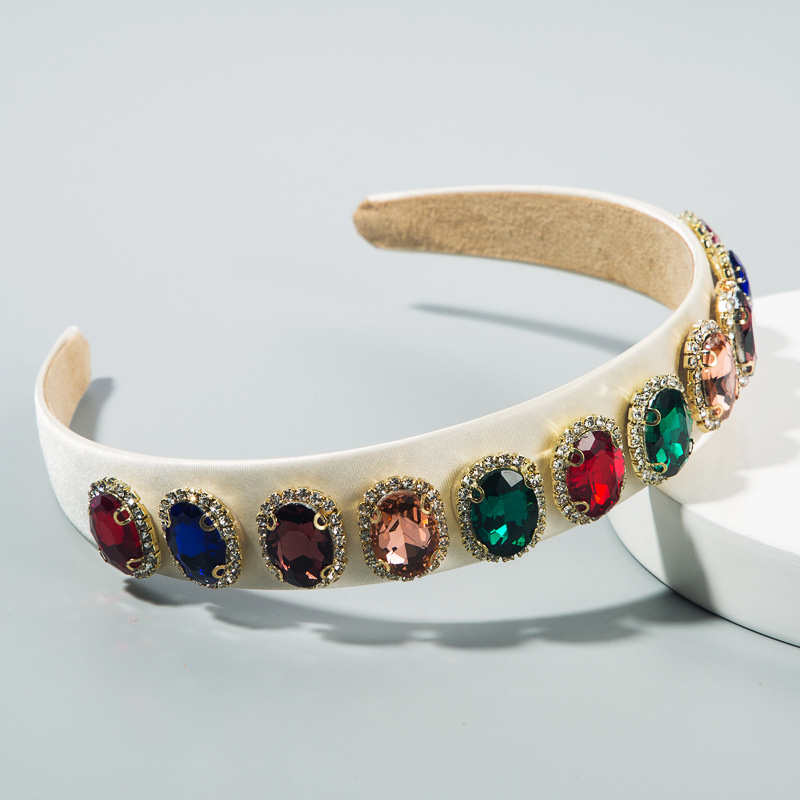 A versatile satin headband set with colored rhinestones Specification drawing