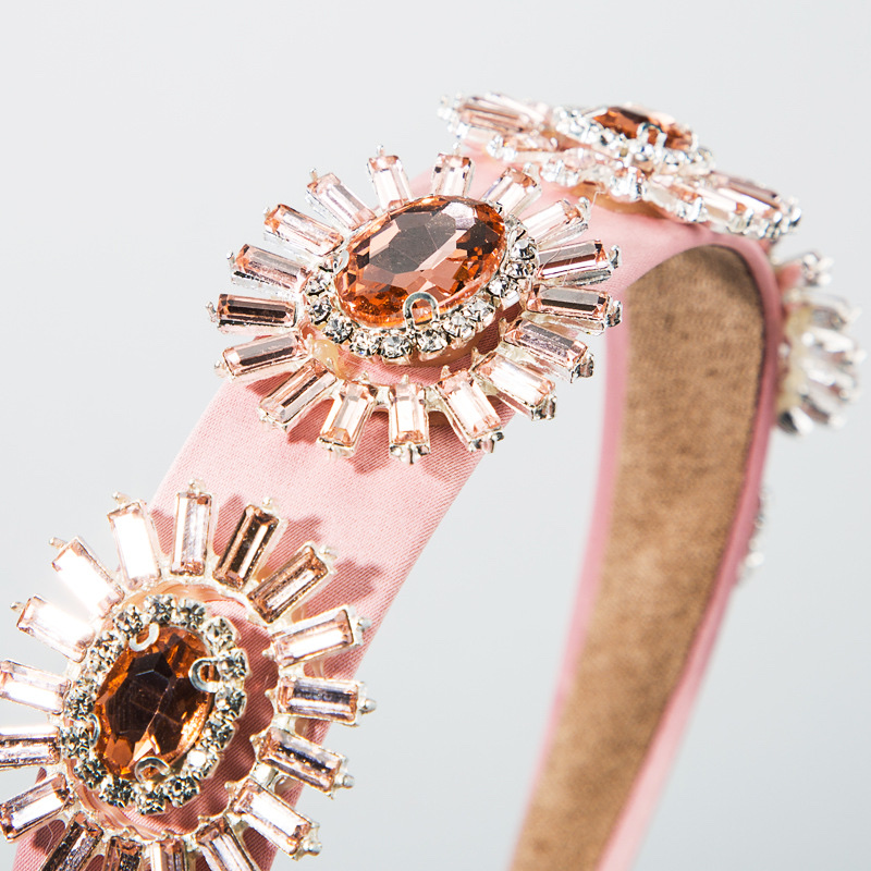 Baroque headband with diamond-encrusted flowers Application Scenario