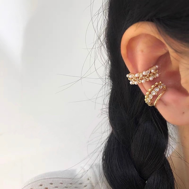 Light luxury pearl ear clips for women's summer, a unique and fashionable style with a high-end feel, no ear holes, ear bone clips, a French simple and elegant ear accessory Item Picture