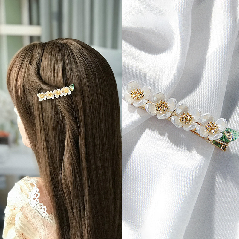 Best-selling new products: Pearl flower handcrafted hair clips, popular clips, hair accessories, headwear, fresh and cute girl's duckbill clips Application Scenario