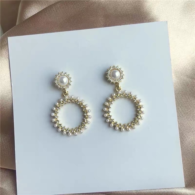 Exquisite and sweet, simple, fashionable, light luxury, versatile and essential stud earrings for banquets Specification image
