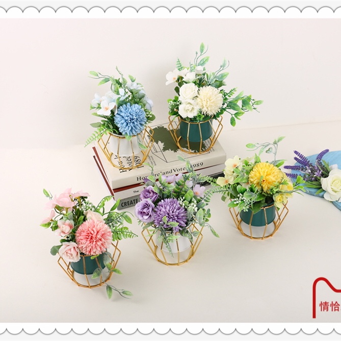 Nuevo estante de hierro con decoración de flores falsas