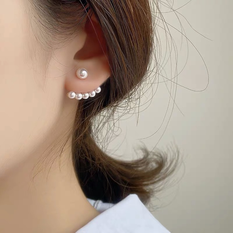 The pearl ear stud earrings, the same style as those worn by celebrities, are fashionable earrings. The new ear stud earrings from Dongdaemun, South Korea, are elegant and simple for women