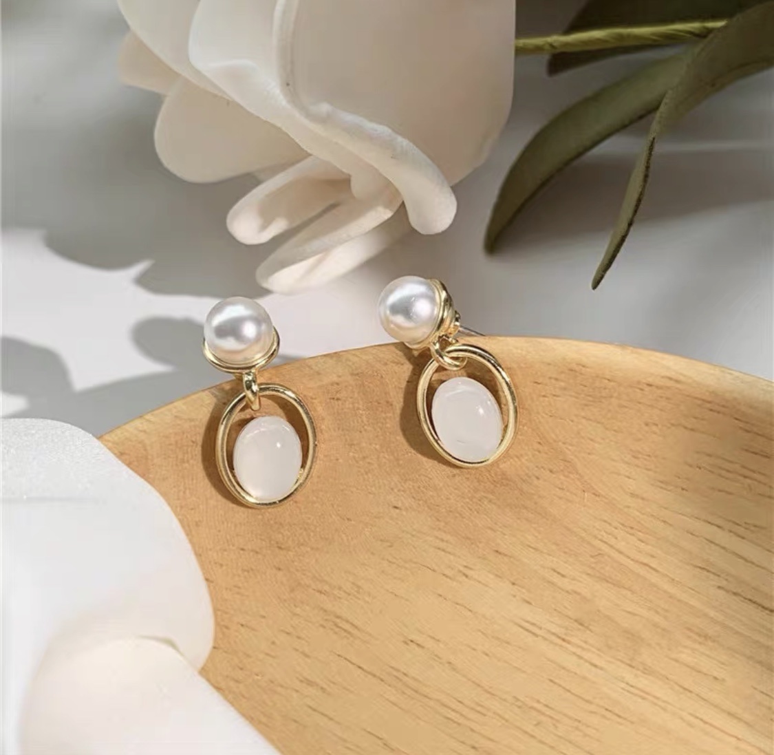 Exquisite, sweet, trendy, simple and cute ear studs that are versatile for girls Item Picture