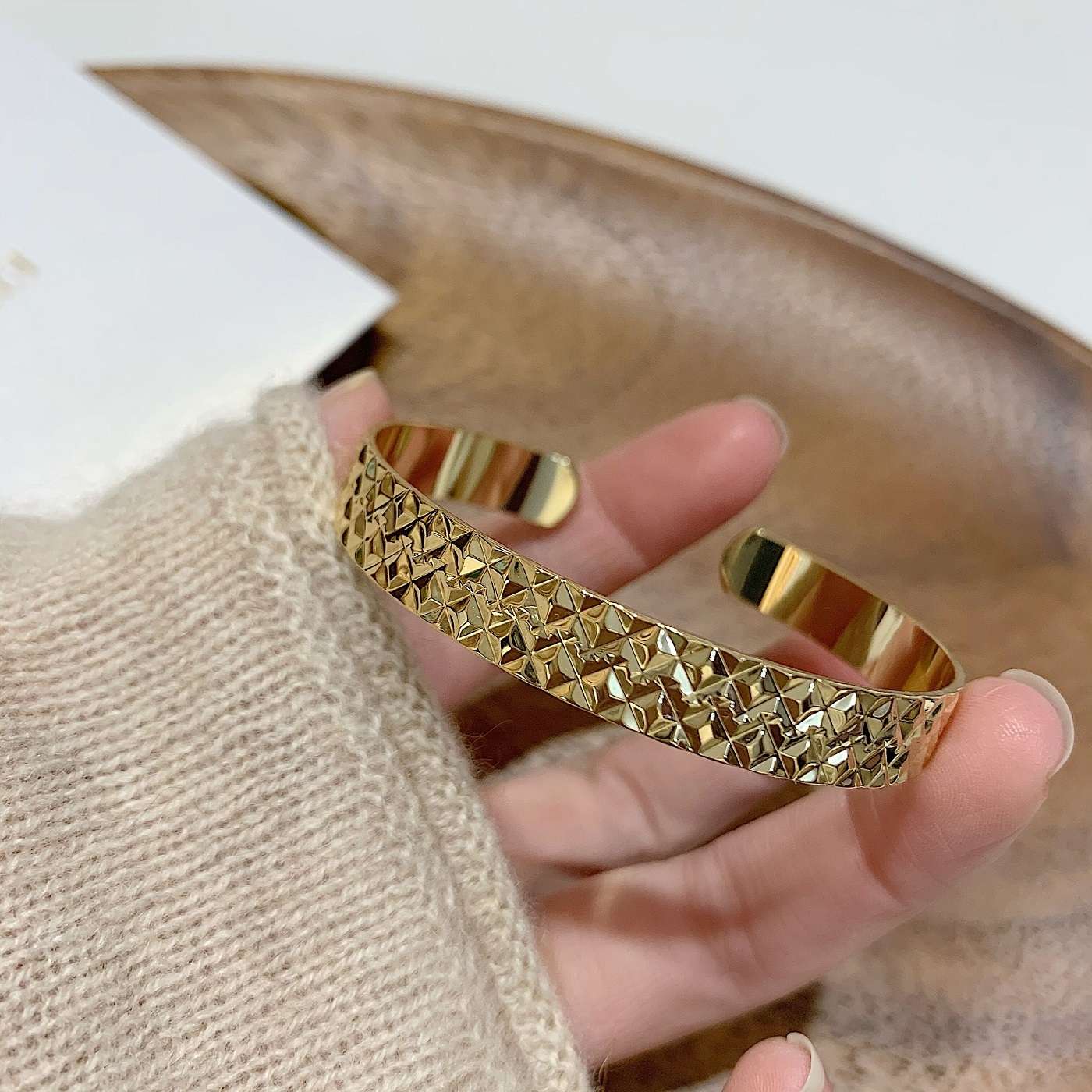 Simple and versatile, ins cold style, niche design, light luxury and high-end open bracelet, a popular female Internet celebrity wristband accessory Application Scenario