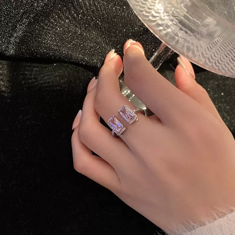 Fashionable diamond-encrusted square ring, a unique open-mouthed index finger ring in green, yellow, pink and blue