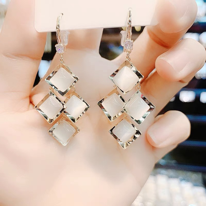 The 2022 new trendy and high-end cat's eye stone earrings, ear hooks and earrings, diamond-shaped exquisite and versatile, elegant earrings from Japan and South Korea