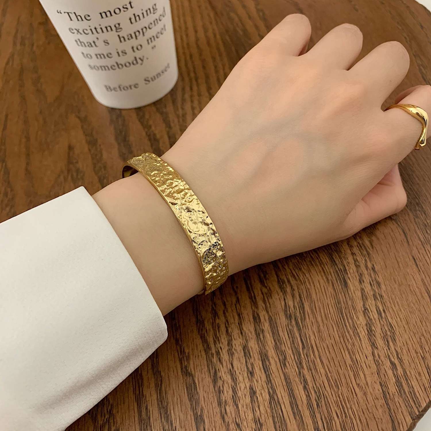 This is a new, unique, fashionable and niche design style wide-brimmed open bracelet for women, featuring a minimalist and light luxury style Specification image