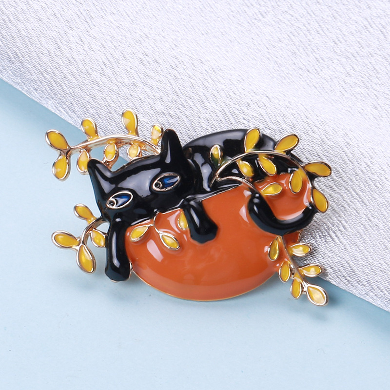 Cute lazy cat brooch available in 2 colors: black cat and white cat. Leaf corsage with anti-glare fixation details Picture