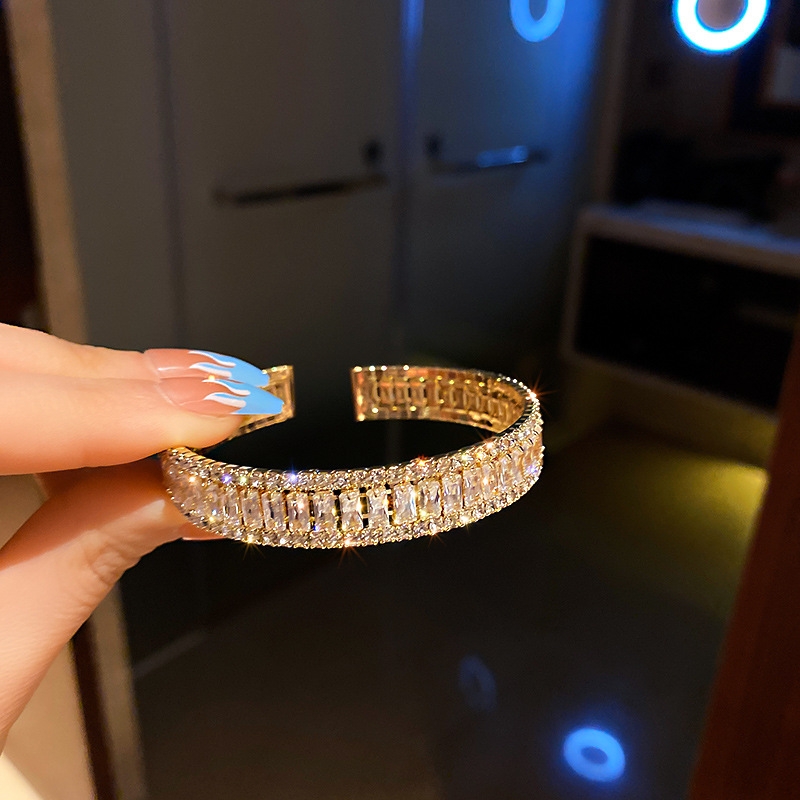 أزياء بحرف أزياء بحروف سوداء اللون اللون Item Picture