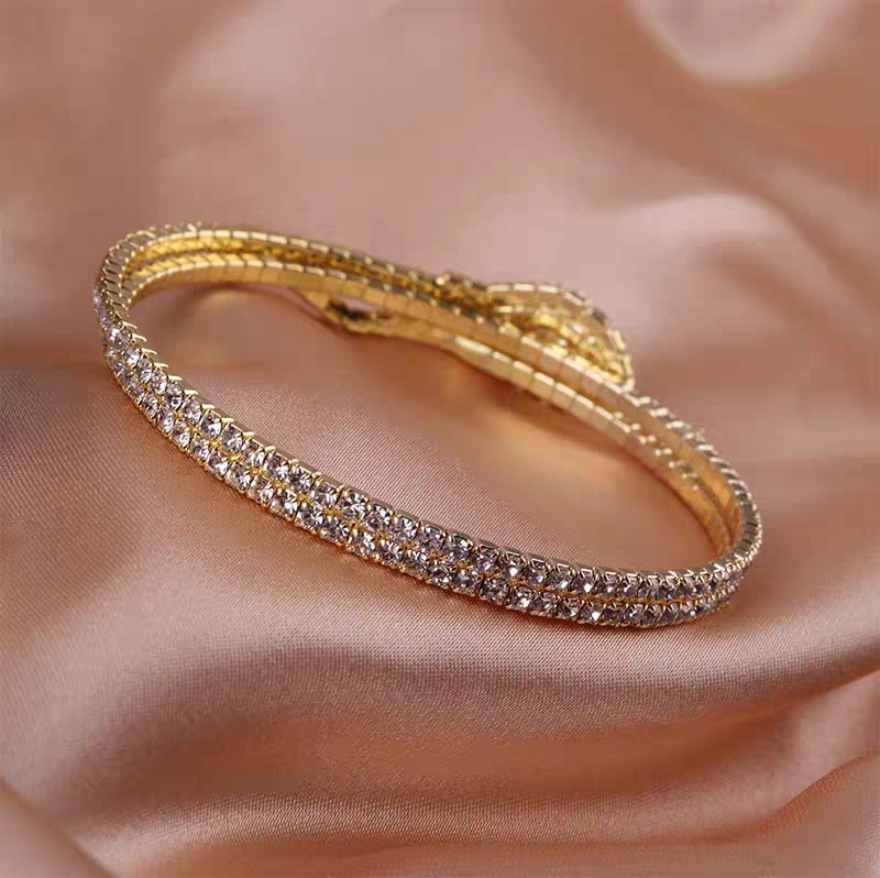 Sparkling diamond micro-inlay snake-shaped bracelet, Korean unique dance dinner high-end bracelet, light luxury, niche Internet celebrity jewelry for women Application Scenario
