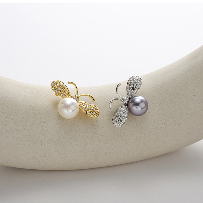 Cute retro chanel-style brooch, European and American pearl pin, little bee brooch, small and exquisite anti-exposure clasp Specification image
